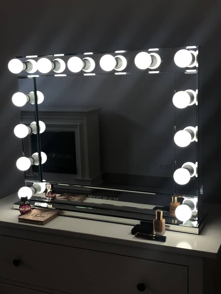 bright-beauty-anisha-hollywood-makeup-spegel